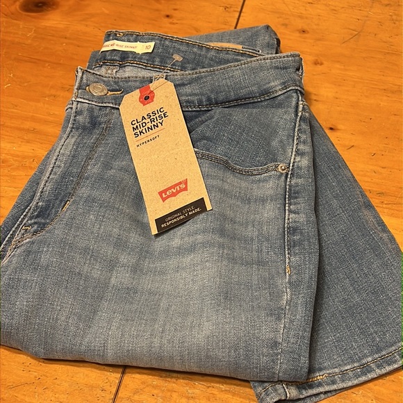 Classic Mod-Rise Skinny Levi’s - Picture 5 of 5